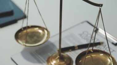 İş konsepti. Yargıç tokmağı belgelerle birlikte..