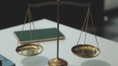 Adaletin terazisi, hukuk ve yargıç çekiciyle masada..