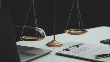 Tahta masada adalet terazileri ve kitaplar. Hukuk ve adalet kavramı