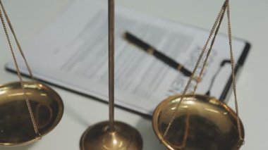 İş konsepti. Bozuk paralar ve belgelerle iş ve mali kavram