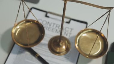 Masadaki altın ve gümüş tokmağın yakın çekimi.