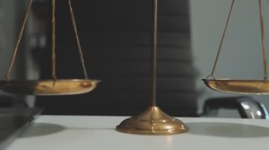 Tablo adalet ölçekler