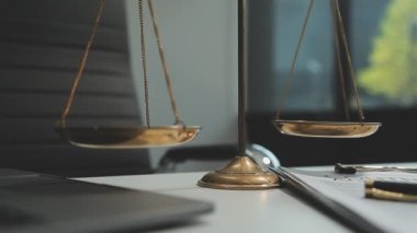 Hukuk ve adalet kavramı, masa arkasında tokmak olan teraziler.