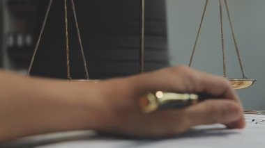 Adalet terazileri, tokmak, adalet ve avukat