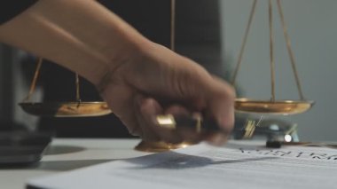 Avukat ya da hakim masada ve hukuk firmasında gahammer ve adalet belgeleriyle çalışıyor.