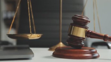 Yargıç tokmağı ve hukuk kitapları.