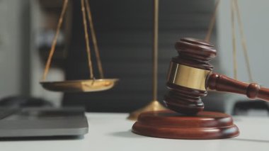 Tokmak ve adalet kitapları.