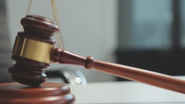 Tokmak ve adaletin terazisi