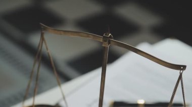 Hukuk kavramı. Tokmak, adalet ve hukuk kitabı beyaz masa arka planında. Hukuk ve ofis.