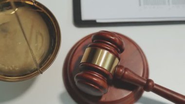 Hukuk bürosu kavramı. Tokmak ve kalem.