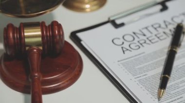 Hukuki adalet terazisi ve tokmak masanın üstünde.