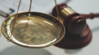 Adalet ölçeği ve beyaz arkaplanda tokmak