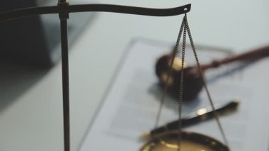 Hukuk teması, tokmak, adalet ve hukuk sistemi