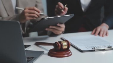 Ofisteki masada doküman ve dizüstü bilgisayarla çalışan iş adamları..