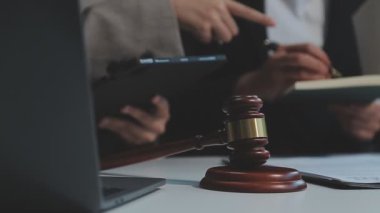 Ofiste dizüstü bilgisayarda çalışan avukat ya da yargıç..