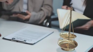 Avukat ya da avukat, hukuki tavsiye, hukuk. Avukat ya da avukat ofiste çalışıyor..