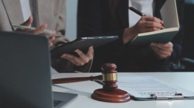 İşadamları ofiste sözleşme imzalayıp kontrat imzalıyorlar..