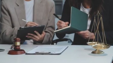 Ofiste çalışan avukat