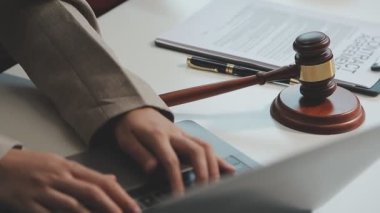 Yargıç tokmak ve yargıç hukuk ve adalet mahkemesinde çalışıyor, hukuk hizmetleri kavramı.