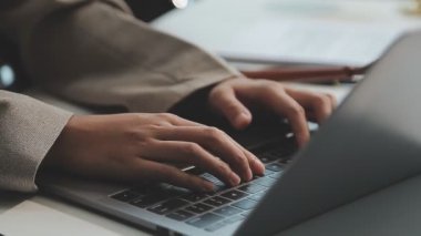 Bilgisayarda Daktilo Yazan İşadamı