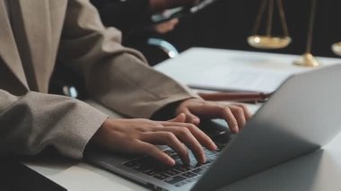 İşadamı ofiste dizüstü bilgisayarla çalışıyor.