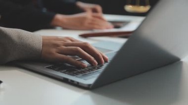 İş adamları masada oturup dizüstü bilgisayar kullanıyorlar..