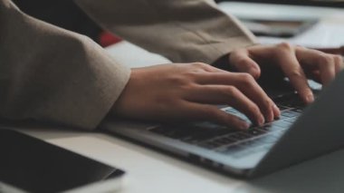Ofiste Dizüstü bilgisayarda çalışan genç iş adamı.