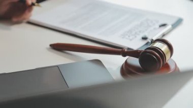 Yargıç Tokmak ve evraklar büroda. Avukat, yasal belge üzerinde çalışıyor..