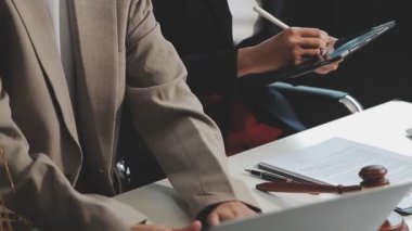 İş adamları ofiste toplanıyor.