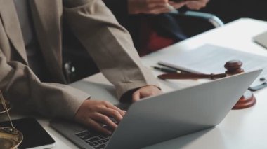 Ofisteki belgelerle çalışan işadamı