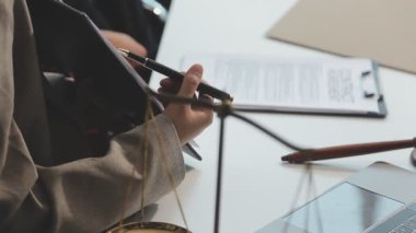 Dizüstü bilgisayarda çalışan iş adamı