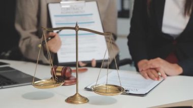 Avukat ya da avukat ya da adalet terazisi olan yargıç ya da yasal belgeleri olan tokmak ve mahkeme salonunda müvekkil.