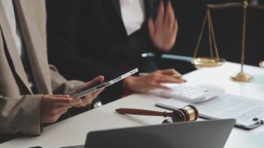 İş adamları belge üzerinde tartışıyor ve çalışıyor