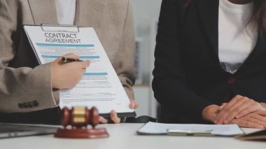 Ofisteki sözleşmeli belgelerle birlikte işadamlarının ellerini kapatın..