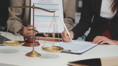 Avukat ya da hukuk hukuku ya da yasal belgelerin büroda yasal dokümanlara ve yasal belgelere gönderildiği yasal belge. Hukuk hizmetleri adalet kavramı.