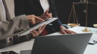 Diz üstü bilgisayar ve telefon kullanan iş adamı.