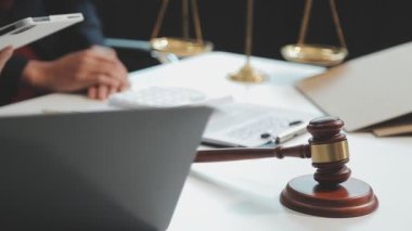 Avukat teraziler, dizüstü bilgisayarlar ve belgeler, masa, ofis geçmişi, hukuk kavramı ile çalışıyor.