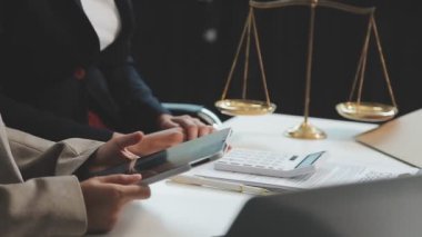 Finansal rapor ve dizüstü bilgisayarla çalışan iş ekibi