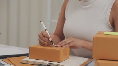 Kadın evde defter üzerinde yazma