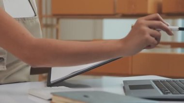 İş kadını ofiste dizüstü bilgisayar kullanıyor.