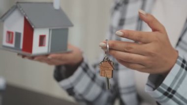 Yeni ev modeliyle el ele tutuşmak.