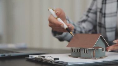 Ev modeli ile anahtar taşı
