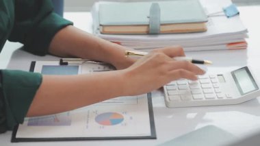 Ofiste çalışan genç bir kadın, iş konsepti