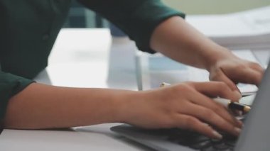 Ofiste dizüstü bilgisayarla çalışan iş adamları.