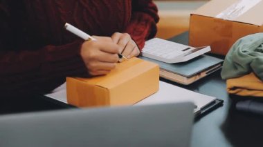 Evdeki kağıda yazan adam..