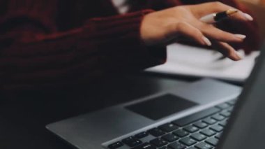 Ofiste dizüstü bilgisayarda çalışan bir kadın.