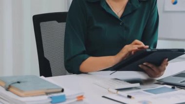 Ofiste dizüstü bilgisayar kullanan iş kadını