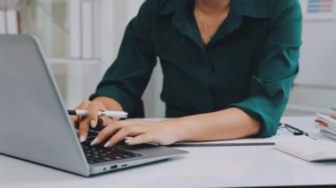 Genç Asyalı iş kadını ofiste dizüstü bilgisayarla çalışıyor. konsept çalışması