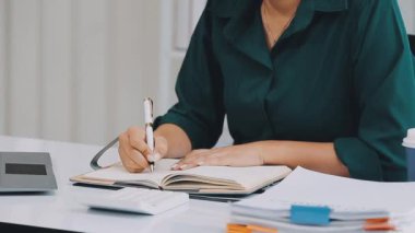 Ofiste çalışan genç iş kadını.