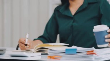 İş konsepti. Ofisteki kadın..